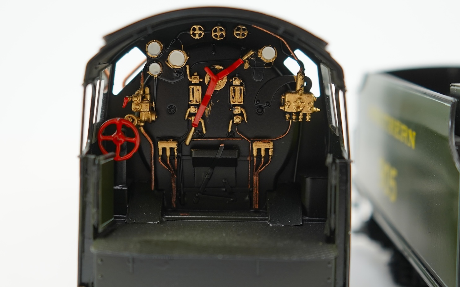 An 0 Gauge Finescale Brass model of Southern Railway Schools Class, Tonbridge 905, 4-4-0 tender locomotive, powered for two rail operation.